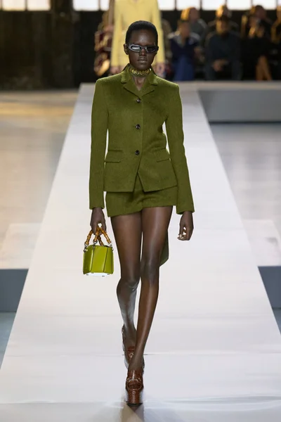 Look 18